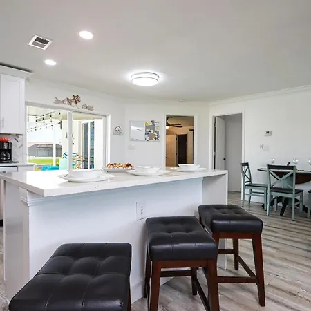 Stunning Gorgeously Remodeled Canal-Front Pool Home In Cape Coral - La Dolce Vita